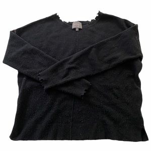 LEO & SAGE BLACK DESTRUCTED EDGE SWEATER / SIZE XS
